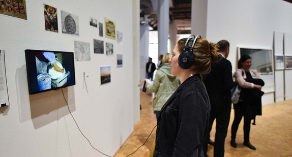 Besucher bei der Ausstellung „Reset Modernity!“ 2016 im Zentrum für Kunst und Medien Karlsruhe (Foto: © Michael M. Roth, MicialMedia)