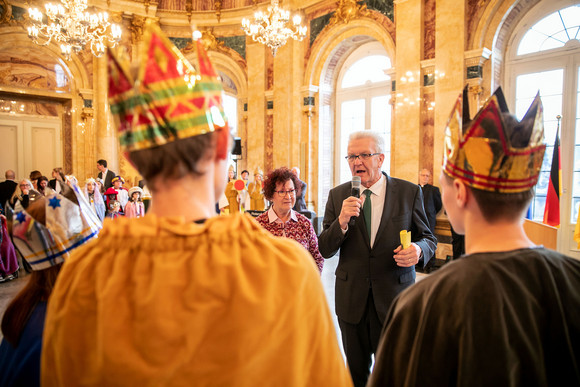 Tradition Kretschmann empfängt Sternsingergruppen Ministerpräsident Winfried Kretschmann (r.) und seine Frau Gerlinde (l.) beim Sternsingerempfang im Neuen Schloss (bild: Staatsministerium Baden-Württemberg)