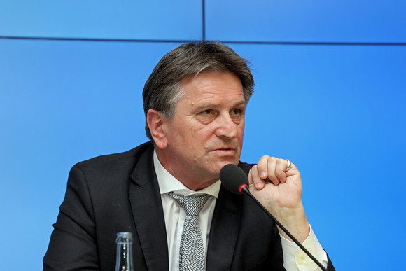 Pressekonferenz Kabinett bringt Änderung des Psychisch-Kranken-Hilfe-Gesetzes auf den Weg Sozial- und Integrationsminister Manne Lucha bei der Regierungspressekonferenz (Bild: Staatsministerium Baden-Württemberg)