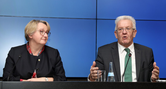 Ministerpräsident Winfried Kretschmann (r.) und Wissenschaftsministerin Theresia Bauer (l.) bei der Regierungspressekonferenz am 5. Dezember 2017 in Stuttgart