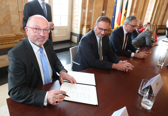 Ausbildung Neues Ausbildungsbündnis unterzeichnet Harald Burkhart, Gemeindetag Baden-Württemberg, bei der Unterzeichnung des Bündnisses (Bild: Staatsministerium Baden-Württemberg)