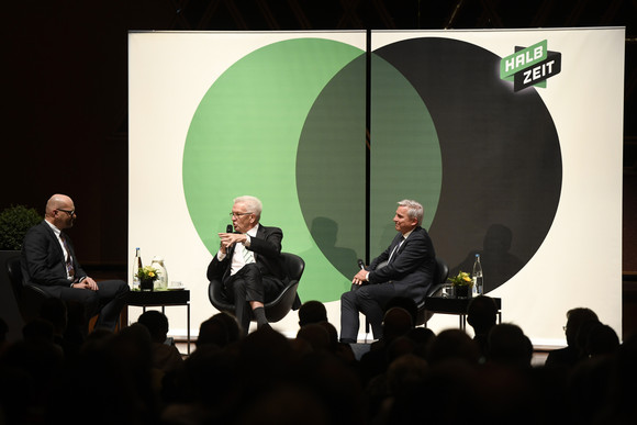 ZWISCHENBILANZ Nüchtern betrachtet erfolgreich – Kretschmann und Strobl in Bruchsal v.l.n.r.: Wolfgang Voigt (Badische Neueste Nachrichten), Ministerpräsident Winfried Kretschmann und Innenminister Thomas Strobl (Bild: Staatsministerium Baden-Württemberg)