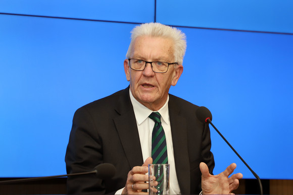 Pressekonferenz Land stärkt Hospiz- und Palliativversorgung Ministerpräsident Winfried Kretschmann (Bild: Staatsministerium Baden-Württemberg)