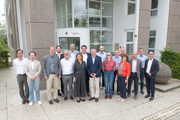 Gruppenbild an der Universität Ulm mit Petra Olschowski