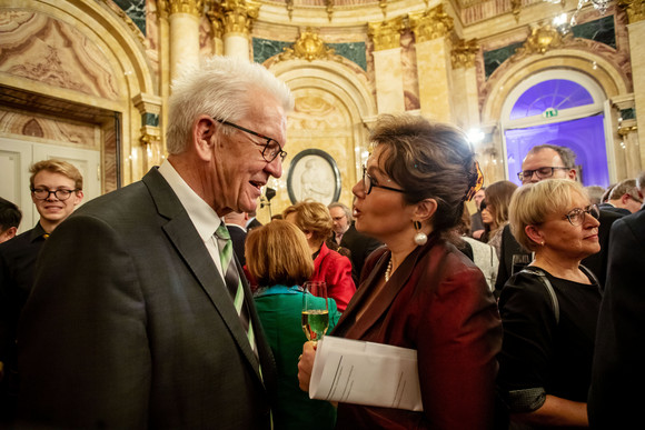 Neujahrsempfang der Landesregierung „Baden-Württemberg: weltweit vernetzt“ Ministerpräsident Winfried Kretschmann (l.) im Gespräch mit Gästen (Bild: Staatsministerium Baden-Württemberg)