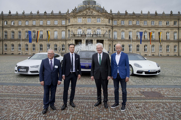 MOBILITÄT Strategiedialog Automobilwirtschaft v.l.n.r.: Prof. Dr. Hubert Waltl (AUDI AG), Lutz Meschke (Porsche AG), Ministerpräsident Winfried Kretschmann und Dr. Dieter Zetsche (Daimler AG) stehen im Ehrenhof des Neuen Schlosses vor Elektrofahrzeugen.