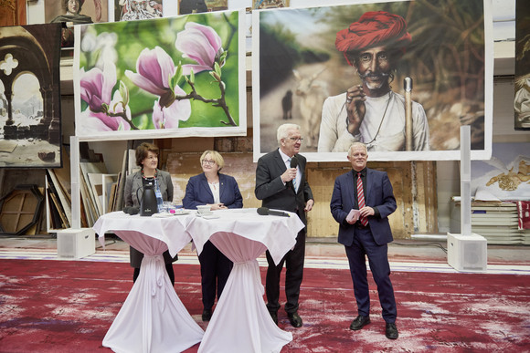 Pressegespräch Land und Stadt stellen sich der Jahrhundertaufgabe Opernsanierung v.l.n.r.: Staatssekretärin im Ministerium für Finanzen, Gisela Splett, Ministerin für Wissenschaft Forschung und Kunst, Theresia Bauer, Ministerpräsident Winfried Kretschmann und Stuttgarts Oberbürgermeister Fritz Kuhn (Foto: Martin Sigmund)