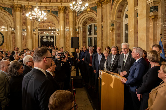 Neujahrsempfang der Landesregierung „Baden-Württemberg: weltweit vernetzt“ Ministerpräsident Winfried Kretschmann und Ehefrau Gerlinde mit den Mitgliedern des Kabinetts (r.) vor den Gästen (Bild: Staatsministerium Baden-Württemberg)