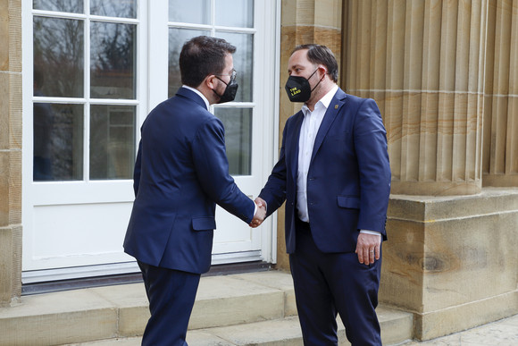 Europa Besuch des Präsidenten Kataloniens Staatssekretär Florian Hassler (rechts) und der Präsident der Generalitat von Katalonien, Pere Aragonès (links), vor der Villa Reitzenstein in Stuttgart