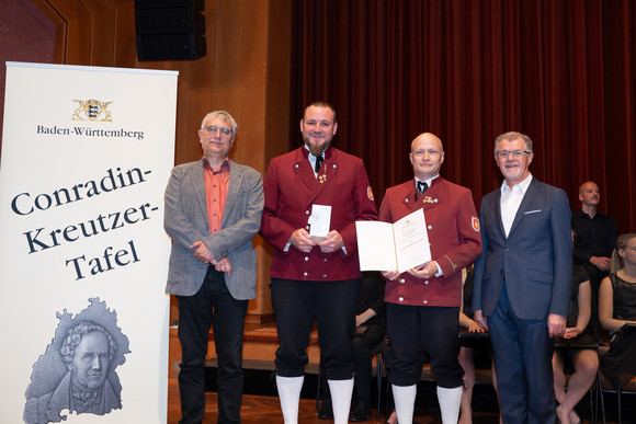 Staatssekretär Arne Braun eehrt 16 Amateurmusik-Vereine mit der Conradin-Kreutzer-Tafel