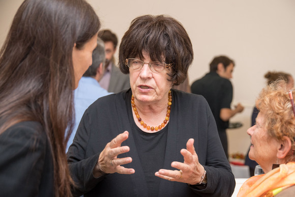 Donauraum Informations- und Beteiligungstag zur Donauraumstrategie Staatsrätin Gisela Erler (M.) im Gespräch