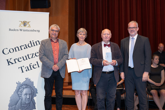 Staatssekretär Arne Braun eehrt 16 Amateurmusik-Vereine mit der Conradin-Kreutzer-Tafel