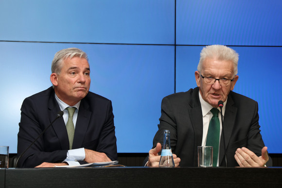 Pressekonferenz Feuerwehren leisten wichtigen Beitrag zur Sicherheit Ministerpräsident Winfried Kretschmann (r.) und Innenminister Thomas Strobl (l.)