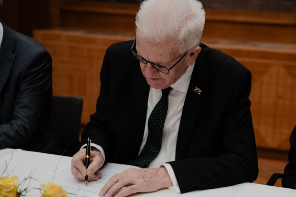 Ministerpräsident Winfried Kretschmann bei der Unterzeichnung der Gründungsvereinbarung für connAIx