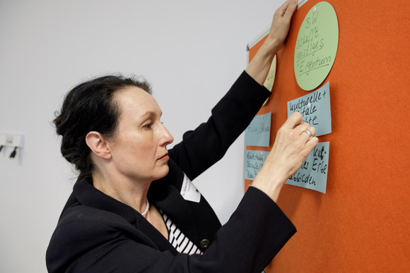 Nach der Eröffnung ging es in vier Workshops: 'Schlüsseltechnologie Intelligente Systeme', 'Infrastrukturen der digitalen Forschung', 'Teaching4Future - Lehre digital' und 'Kultur digital erleben'