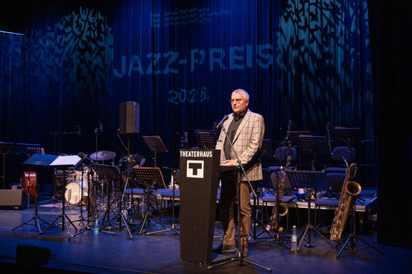 JAZZ-PREIS BADEN-WÜRTTEMBERG 2025 FÜR SAMUEL RESTLE
Der Stuttgarter Posaunist, Komponist und Arrangeur Samuel Restle erhält den diesjährigen Jazz-Preis des Landes Baden-Württemberg. Die Verleihung des mit 15.000 Euro dotierten Preises durch Kunststaa