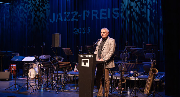 JAZZ-PREIS BADEN-WÜRTTEMBERG 2025 FÜR SAMUEL RESTLE
Der Stuttgarter Posaunist, Komponist und Arrangeur Samuel Restle erhält den diesjährigen Jazz-Preis des Landes Baden-Württemberg. Die Verleihung des mit 15.000 Euro dotierten Preises durch Kunststaa
