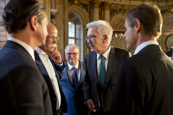 MOBILITÄT Strategiedialog Automobilwirtschaft v.l.n.r.: Lutz Meschke, Dr. Dieter Zetsche, Prof. Dr. Hubert Waltl, Ministerpräsident Winfried Kretschmann und Dr. Volkmar Denner im Gespräch