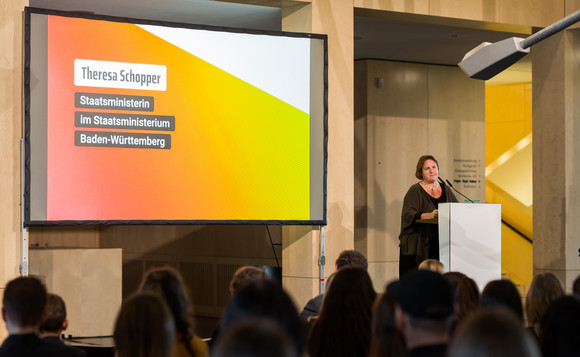 Gesellschaftliches Miteinander Start der Kampagne #RespektBW Staatsministerin Theresa Schopper bei der Auftaktveranstaltung zur Kampagne #RespektBW. (Bild: Landesmedienzentrum Baden-Württemberg )