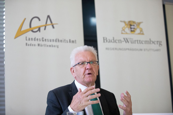 Coronavirus Kretschmann besucht Landesgesundheitsamt Ministerpräsident Winfried Kretschmann (Bild: Staatsministerium Baden-Württemberg)