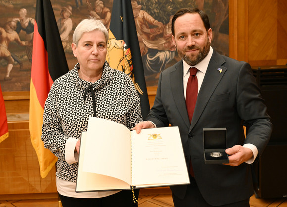 Europa Staufermedaille für Verdienste um europäischen Zusammenhalt Staatssekretär Florian Hassler (rechts) und Elke Gabel (links)