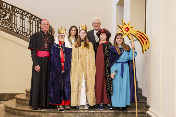 Aktion Dreikönigssingen Kretschmann empfängt Sternsingergruppen Ministerpräsident Winfried Kretschmann mit der Sternsingergruppe der Seelsorgeeinheit Bühlertal, Erzdiözese Freiburg