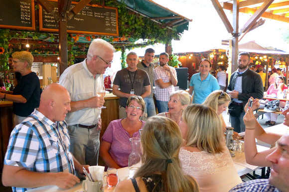 Sommertour Kretschmann wandert mit Bürgerinnen und Bürgern Kirchheimer Weindorf: Ministerpräsident Winfried Kretschmann (3.v.l.) im Gespräch