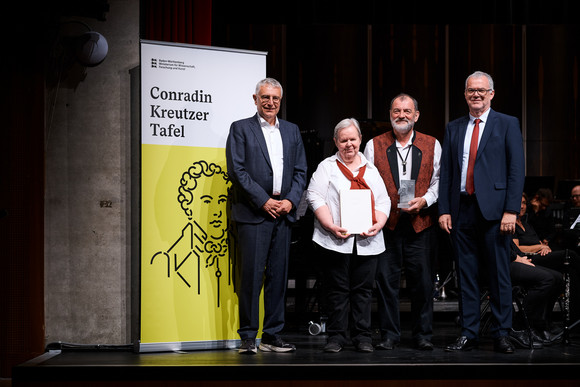 Kunst und Kultur 14 Amateurmusik-Vereine mit Conradin-Kreutzer-Tafel geehrt Gesangverein Gültlingen