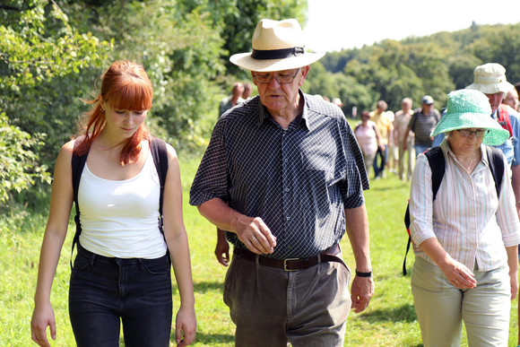 Sommertour Kretschmann wandert mit Bürgerinnen und Bürgern Wanderung auf dem Wasserfallsteig in Bad Urach: Ministerpräsident Winfried Kretschmann (M.) im Gespräch