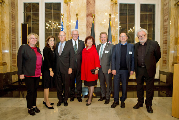 Besuch Kretschmann empfängt Gouverneur von Kalifornien v.l.n.r.: Wissenschaftsministerin Theresia Bauer, Anne Gust Brown, der Gouverneur von Kalifornien, Edmund G. „Jerry“ Brown Jr., Ministerpräsident Winfried Kretschmann, Gerlinde Kretschmann, Umweltminister Franz Untersteller, Verkehrsminister Winfried Hermann und Staatsminister Klaus-Peter Murawski