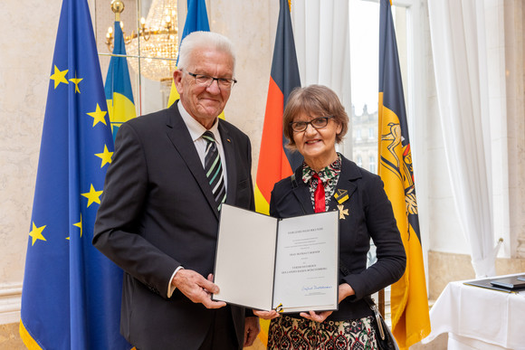 Auszeichnung Verdienstorden des Landes an 22 verdiente Persönlichkeiten Ministerpräsident Winfried Kretschmann (links) und Rotraut Susanne Berner (rechts)