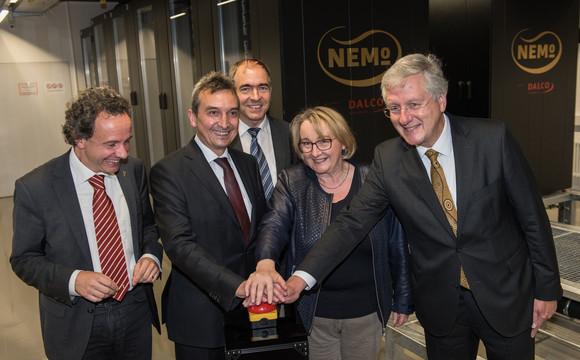 Forschung Hochleistungsrechner in Betrieb genommen Rektor Hans-Jochen Schiewer, Ministerin Theresia Bauer, Gerhard Schneider, Peter Gratwohl und Thomas Walter (v.l.n.r.) beim symbolischen Start des Freiburger Hochleistungsrechners. Foto: Patrick Seeger