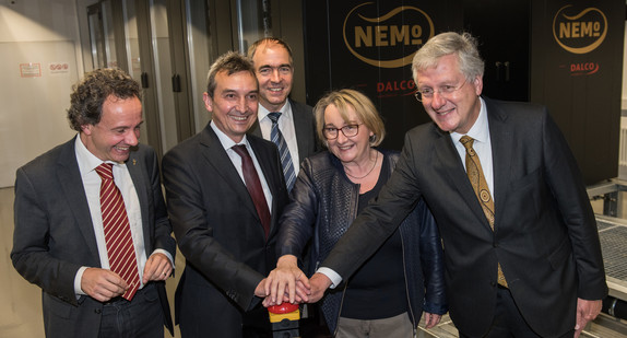Rektor Hans-Jochen Schiewer, Ministerin Theresia Bauer, Gerhard Schneider, Peter Gratwohl und Thomas Walter (v.l.n.r.) beim symbolischen Start des Freiburger Hochleistungsrechners. Foto: Patrick Seeger