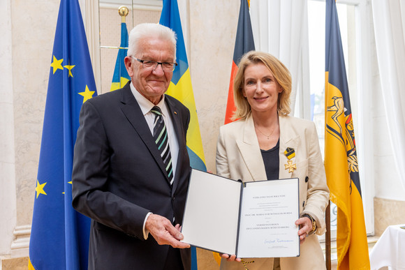 Auszeichnung Verdienstorden des Landes an 22 verdiente Persönlichkeiten Ministerpräsident Winfried Kretschmann (links) und Dr. Maria Furtwängler (rechts)