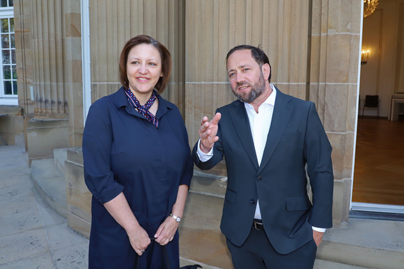 Antrittsbesuch Hassler empfängt slowenische Botschafterin Staatssekretär Florian Hassler (rechts) und die slowenische Botschafterin Dr. Ana Polak Petrič (links)