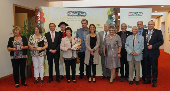 Gruppenbild (v.l. Christel Werner, Inge Rosenkranz, Paul Nemeth MdL, Klaus Fink, Lore Herter, Francis Guillaume, StS Petra Olschowski, Hans-Georg Boehm, Irmgard Naumann, Manfred Biedert, Dr. Günther Ebersold, Dr. Sven von Ungern-Sternberg, OB Udo Glatthaar, Foto: Christoph Kudala