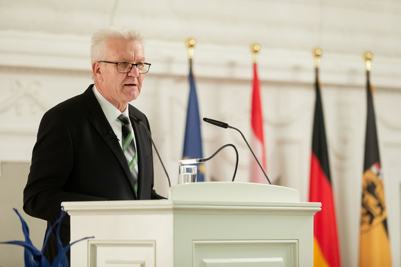 Besuch Österreichischer Bundespräsident besucht Baden-Württemberg Ministerpräsident Winfried Kretschmann am Rednerpult. (Bild: Staatsministerium Baden-Württemberg)