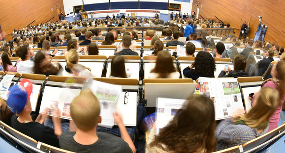 Studenten nehmen in einem Hörsaal der Universität Heidelberg an einer Erstsemester-Veranstaltung teil