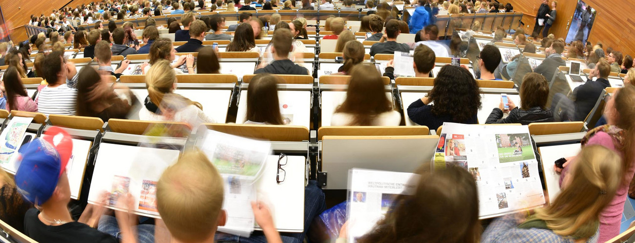 Studenten nehmen in einem Hörsaal der Universität Heidelberg an einer Erstsemester-Veranstaltung teil