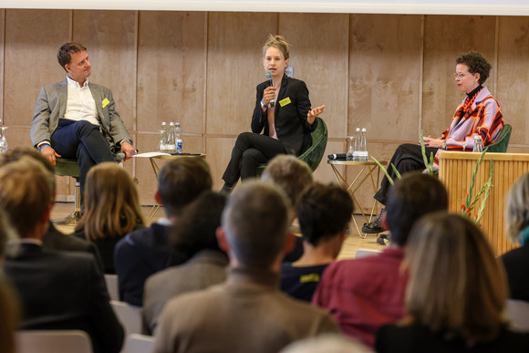 Zusammenhalt in der Transformation Tagung „Gemeinsam handeln“ Beantwortung von Publikumsfragen mit Moderator Benno Stieber (links), Prof. Dr. Maren Urner (Mitte), Hochschule für Medien Kommunikation Wirtschaft Köln und Prof. Dr. Stefanie Molthagen-Schnöring (rechts), Hochschule für Technik und Wirtschaft Berlin