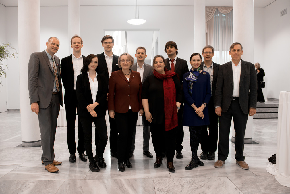 Ministerin Theresia Bauer mit den diesjährigen Preisträgerinnen und Preisträgern, Foto: MWK/Rainer Möller
