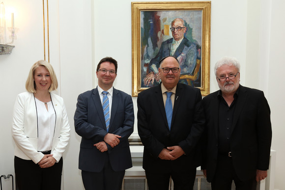 Gespräch Murawski empfängt Vertreter von Yad Vashem v.l.n.r.: Maren Steege (Repräsentantin des Generalkonsulates des Staates Israel in Baden-Württemberg), Michael Blume (Antisemitismusbeauftragter der Landesregierung), Shaya Ben Yehuda (Direktor für internationale Beziehungen der Gedenkstätte Yad Vashem) und Staatsminister Klaus-Peter Murawski am 2. Mai 2018 in der Villa Reitzenstein in Stuttgart
