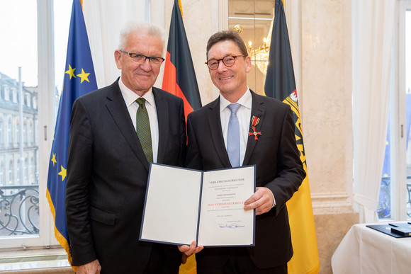 Tag des Ehrenamtes Kretschmann würdigt besonderes ehrenamtliches Engagement Ministerpräsident Winfried Kretschmann (l.) und Fritz Danner (r.) (Bild: Staatsministerium Baden-Württemberg)