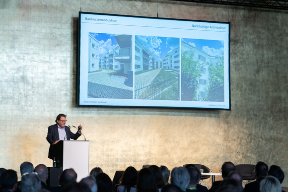 Wohnungspolitik Auftakt des Strategiedialogs Bauen und Wohnen Der Architekt Stefan Forster bei seinem Vortrag.