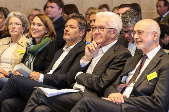 Zusammenhalt in der Transformation Tagung „Gemeinsam handeln“ von links nach rechts: Barbara Bosch, Staatsrätin für Zivilgesellschaft und Bürgerbeteiligung, Petra Olschowski, Ministerin für Wissenschaft, Forschung und Kunst, Dr. Robert Habeck, Vizekanzler und Bundesminister für Wirtschaft und Klimaschutz, Ministerpräsident Winfried Kretschmann und Prof. Dr. Thomas Puhl, Rektor der Universität Mannheim