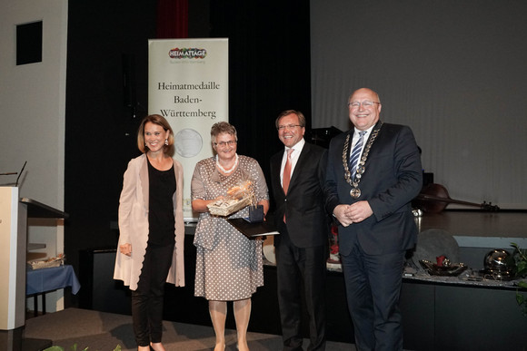 Gruppenbild bei der Überreichung der Heimatmedaille an Irmgard Naumann, Foto: Christoph Kudala