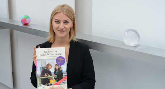 Lara Opderbeck, MWK-Praktikantin und Redaktionsmitglied des Studienführers. (Bild: Ministerium für Wissenschaft, Forschung und Kunst Baden-Württemberg)
