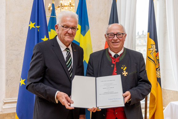 Auszeichnung Verdienstorden des Landes an 22 verdiente Persönlichkeiten Ministerpräsident Winfried Kretschmann (links) und Egon Oehler (rechts)