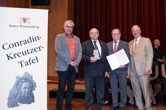 Staatssekretär Arne Braun eehrt 16 Amateurmusik-Vereine mit der Conradin-Kreutzer-Tafel