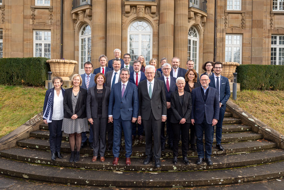 Konferenz Grenzüberschreitende Zusammenarbeit mit der Région Grand Est Gruppenbild vor der Villa Reitzenstein (Bild: Staatsministerium Baden-Württemberg)